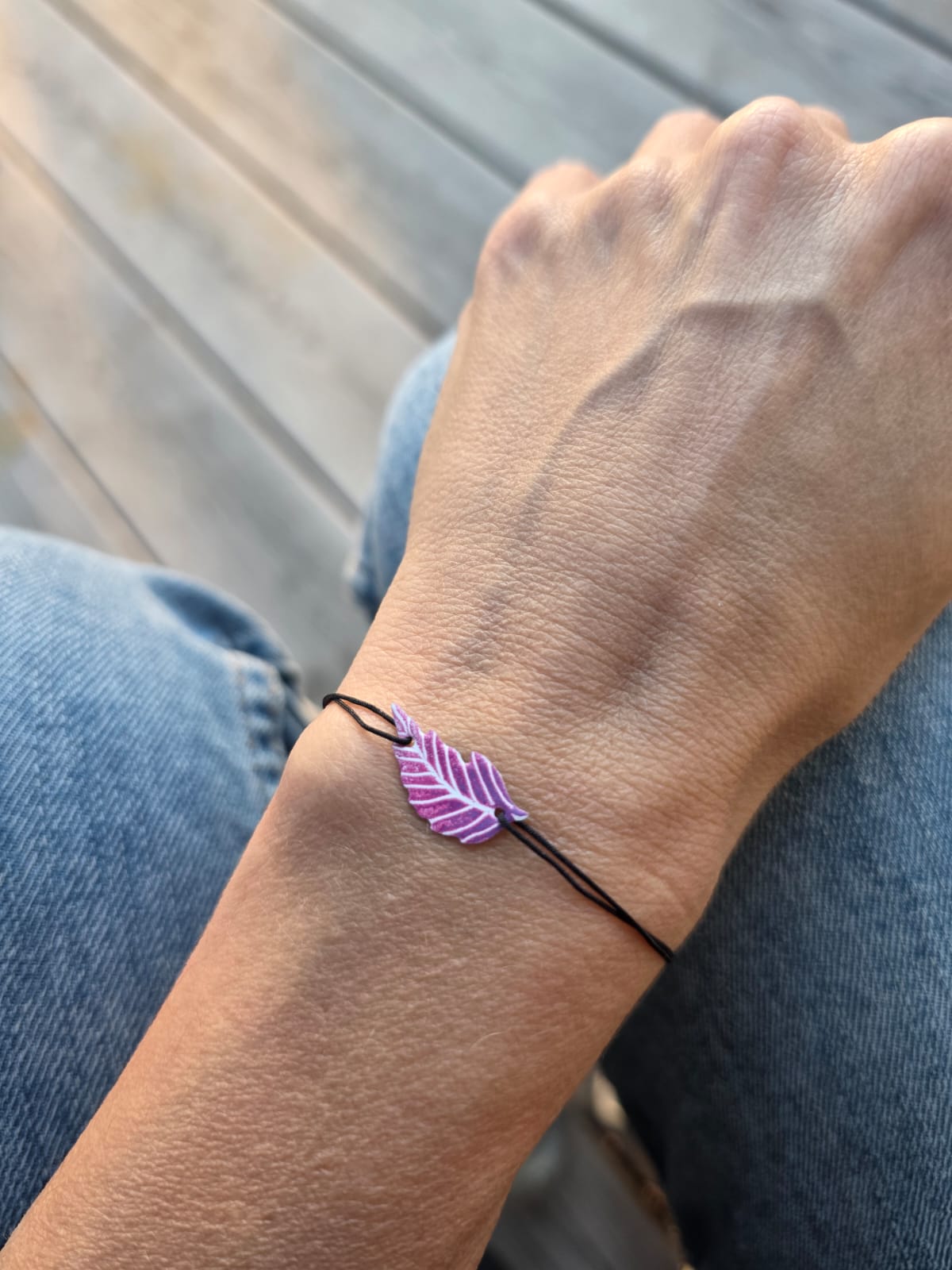 Náramek posuvný malovaný - pírko